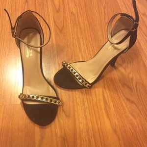 Black heels with gold chain